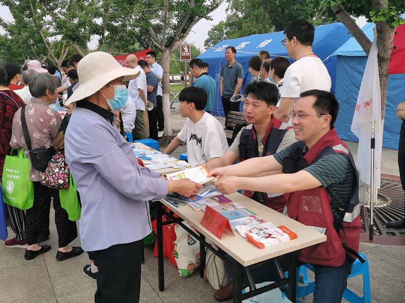 1687161145660276.jpg 高邮市疾控中心组织志愿者参加“6·16安全宣传咨询日”活动图片1.jpg